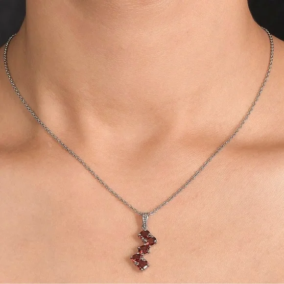 Gorgeous Mozambique Garnet Pendant Necklace - Picture 2 of 7